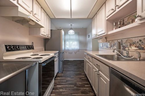 943 Kirts Blvd, Troy MI 48084-4837 exterior