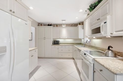 22 Hampshire Ln, Boynton Beach FL 33436-7414 exterior