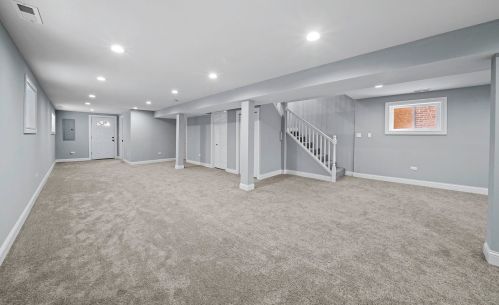 7920 Crandon Ave, Chicago IL 60617-1147 exterior