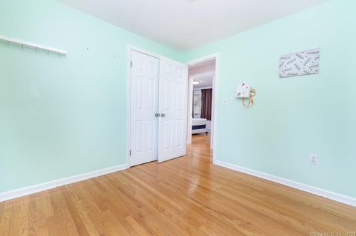 16 Angel Pl, North Haven CT 06473-2402 exterior