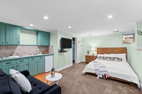 875 Kings Ct, Atlanta GA 30306-3431 exterior