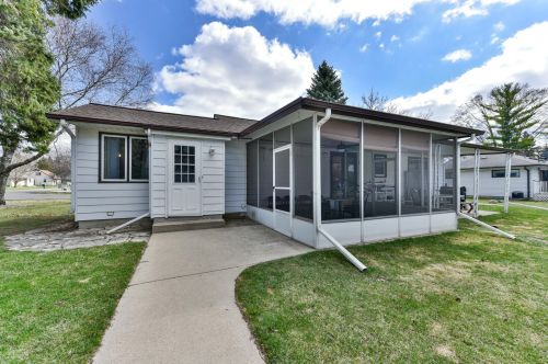 7901 80th St, Milwaukee, WI 53223-3813