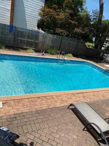 17 Cornell Dr, Commack NY 11725-2523 exterior