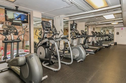 1660 La Salle Dr, Chicago IL 60614-6000 exterior