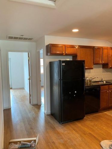 2418 Seymour Ave, Bronx NY 10469-3017 exterior