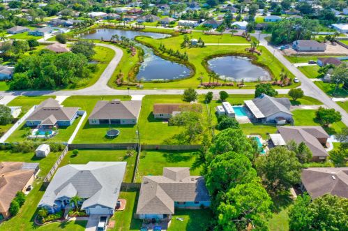 581 Ferris Dr, Fort Pierce FL 34983-8631 exterior