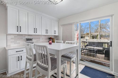 823 Randall Dr, Troy MI  48085-4849 exterior