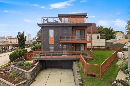 2001 Booth St, Milwaukee WI 53212-3403 exterior