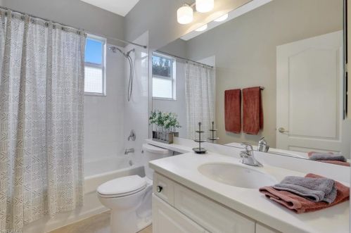 8392 Laurel Lk Blvd, Naples FL 34119-9794 exterior