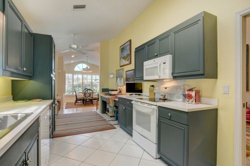 6137 Greenspointe Dr, Boynton Beach FL 33437-4914 exterior