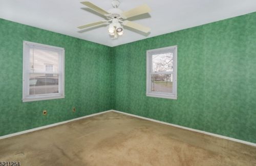 47 Dawn Dr, Clark NJ 07066-1401 exterior