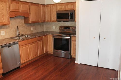 627 Ashley Cir, Rochester MI 48307-4593 exterior