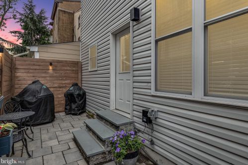 925 Lawrence St, Philadelphia PA 19122-3721 exterior