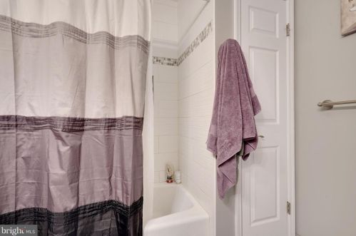 18 Stafford Ct, Trenton NJ 08690-3318 exterior