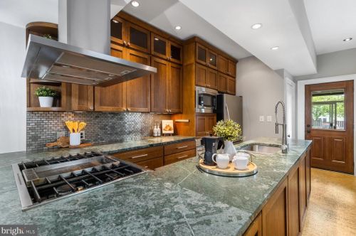 123 Peyton St, Alexandria VA 22314-2723 exterior