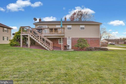 2447 Ellendale Dr, Lancaster PA 17602-1422 exterior