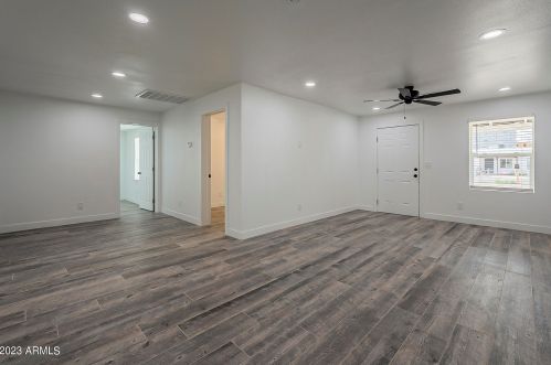 5039 18 Ave, Phoenix AZ 85015-6121 exterior