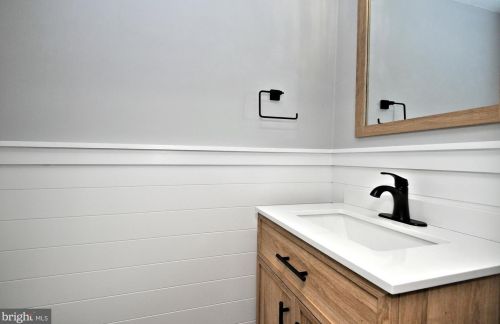 8721 Jackson St, Philadelphia PA 19145-2427 exterior