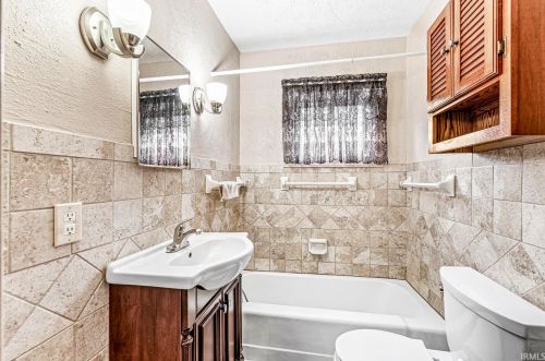 2116 Jefferson Blvd, Mishawaka IN 46545-7720 exterior