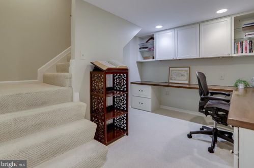 8909 Linton Ln, Alexandria VA 22308-2438 exterior