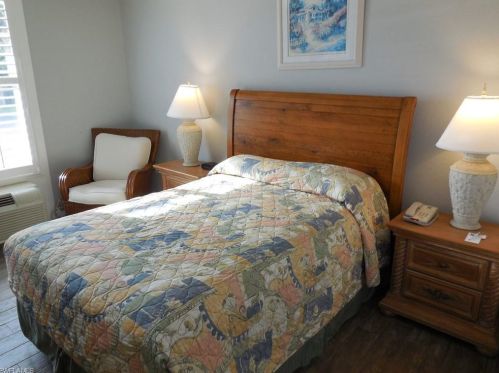 2555 Tamiami Trl, Naples FL 34103-4408 exterior