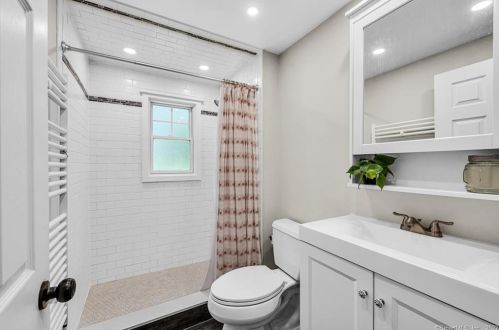 360 Taylor Rd, Enfield CT 06082-4042 exterior