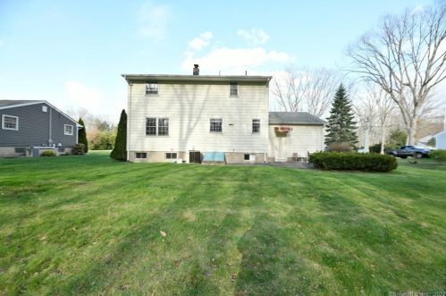 64 Grv Rd, North Haven CT 06473-2420 exterior