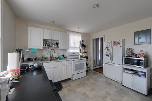 9 Lincoln St, Middletown RI 02840-2628 exterior