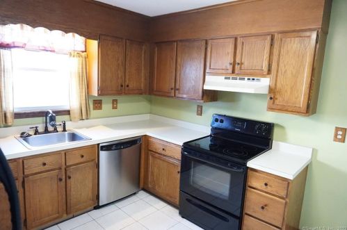 149 Maple St, Manchester CT 06040-6105 exterior