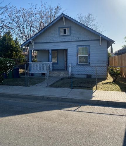 406 West Ave, Turlock CA  95380-5364 exterior