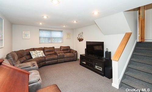 12 Evans Ct, Huntington Station NY exterior