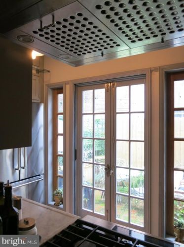 324 Camac St, Philadelphia PA 19140-4214 exterior