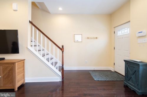 2342 Carpenter St, Philadelphia PA 19146-2418 exterior