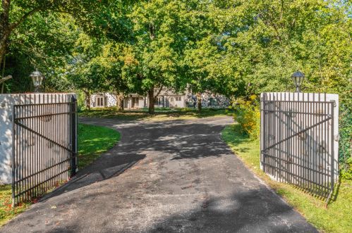 9555 Range Line Rd, Milwaukee WI 53209-2619 exterior