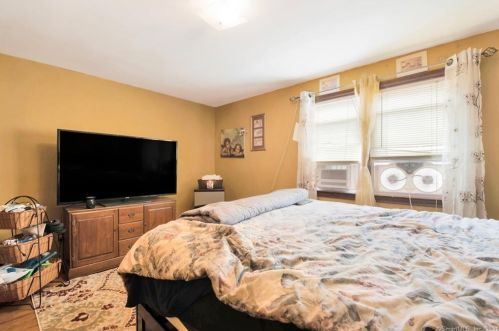 23 Horace St, Manchester CT 06040-6423 exterior