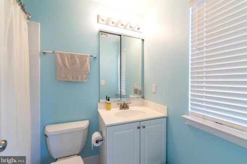 206 Admirals Way, Philadelphia PA 19146-5213 exterior