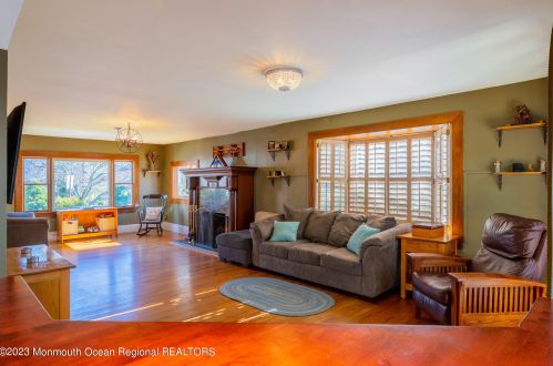 15 Hartshorne Pl, Middletown NJ  07748-2520 exterior