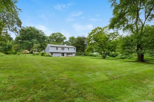 43 Heather Ln, Wilton CT 06897-4129 exterior