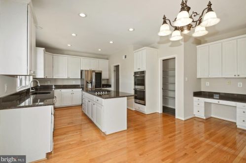 6149 Cobbs Rd, Alexandria VA 22310-1647 exterior