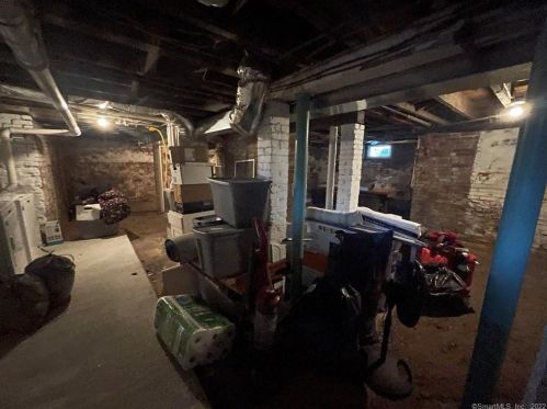 89 Old Broadway, North Haven CT 06473-1606 exterior