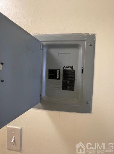 211 College Dr, Edison NJ 08817-5951 exterior