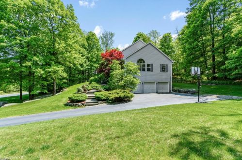 9 Hidden Glen Dr, Sparta, NJ 07871-3843