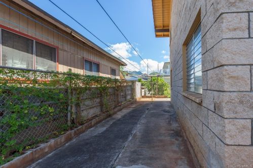 1108 Gulick Ave, Honolulu HI 96819-4203 exterior