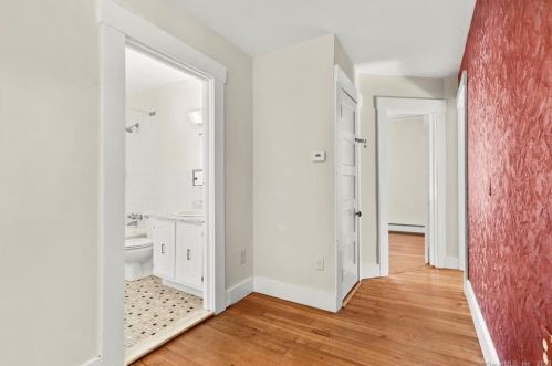 46 Glenwood St, Manchester CT  06040-6142 exterior