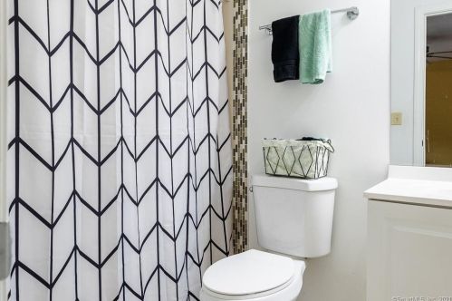 334 Maple Ave, Uncasville CT 06382-2018 exterior