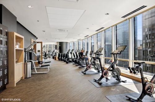 401 Wabash Ave, Chicago IL  60605-1208 exterior