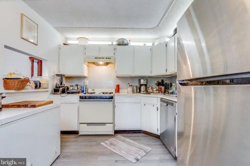 17 Aspen Ct, Trenton NJ  08619-4602 exterior