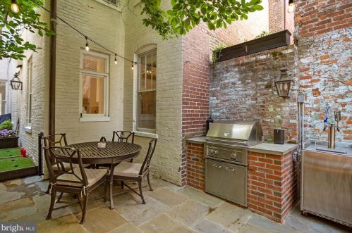 204 Royal St, Alexandria VA  22314-2627 exterior