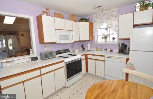 5 Meadowwood Ct, Columbus NJ 08022-1026 exterior