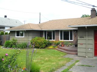 8814 12 Ave, Seattle WA  98106-2435 exterior